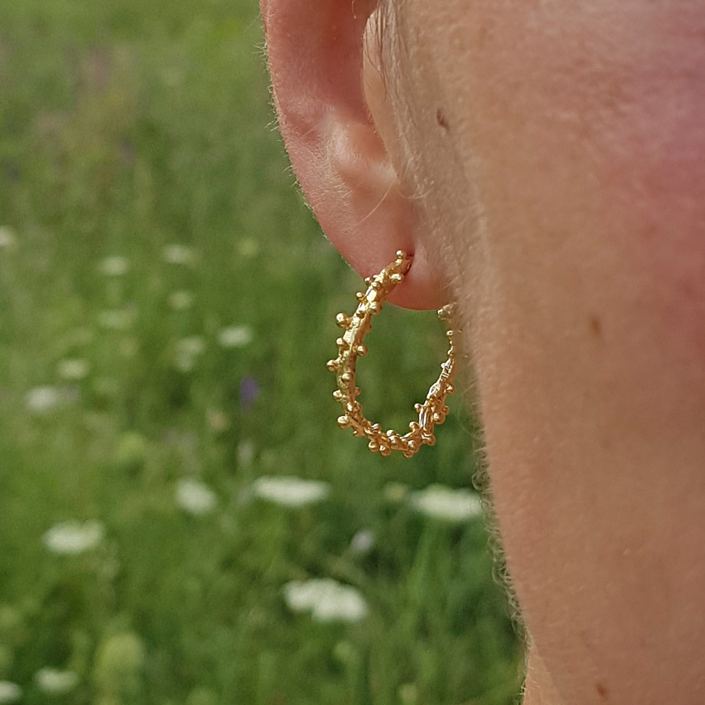 Aros Burbujas desordenadas de plata chapada en oro de 18k