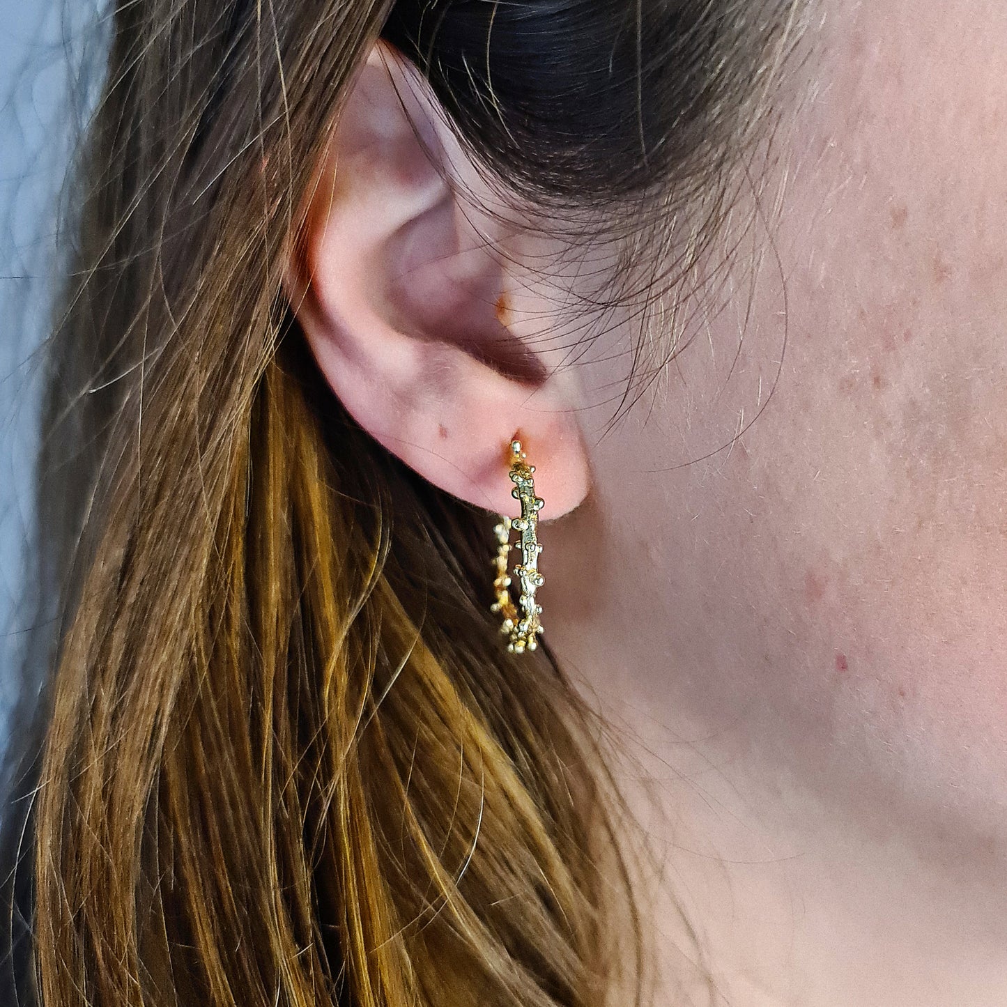 Aros Burbujas desordenadas de plata chapada en oro de 18k
